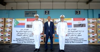 الداخلية توجه عدة شحنات من الزى الشرطى إلى جمهورية القمر.. صور جانب من المساعدات