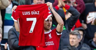 جماهير ليفربول تطالب برحيل لويس دياز لرقصه تزامنًا مع جنازة جوتا ديوجو جوتا يرفع قميص لويس دياز