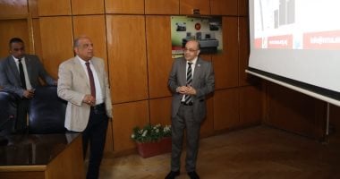 نيوز برو : 
                                            وزير الكهرباء يجتمع برئيس وخبراء 