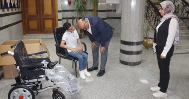 محافظ القليوبية يوفر كرسى كهربائيا لمواطن من ذوى الهمم .. صور