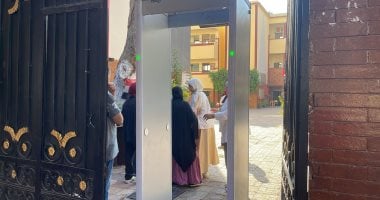 بدء إجراءات تفتيش طلاب الثانوية بالجيزة قبل أداء امتحان الرياضيات البحتة إجراءات تفتيش طلاب الثانوية العامة