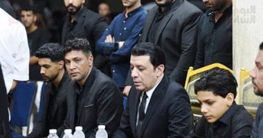 مصطفى كامل والليثى وحمزة الصغير فى استقبال عزاء أحمد عامر.. صور عزاء أحمد عامر