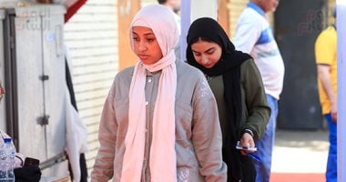 طلاب الثانوية نظام جديد يصطفون أمام المدارس لأداء امتحان الرياضيات البحتة طلاب الثانوية العامة