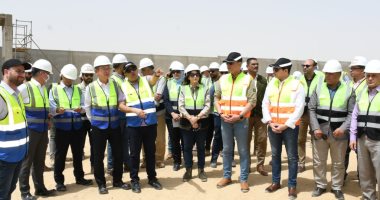 مصانع عالمية فى قلب الفيوم.. المحافظ يتابع تنفيذ مصنع ضفائر السيارات