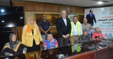 محافظ الغربية يُسلم أجهزة تعويضية وكراسى متحركة لـ13 مواطنًا