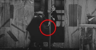 مقطع يشرح كيف أبدع أساطير هوليوود فى الخدع السينمائية قبل 100 عام خدعة بسيطة من أحد الأفلام