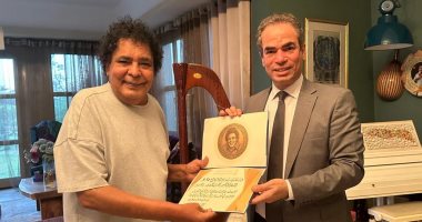 تكريم الكينج.. الفنان الكبير محمد منير يتسلم وسام ماسبيرو للإبداع الفنان الكبير محمد منير يتسلم وسام ماسبيرو للإبداع