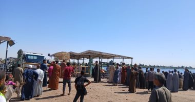 جهود مستمرة لانتشال شخصين سقطت سيارتهم من معدية في النيل بقنا.. فيديو