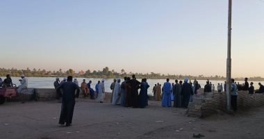 انهيار أهالي ضحايا سقوط سيارة في ترعة بقنا منتظرين استخراج الجثامين.. لايف