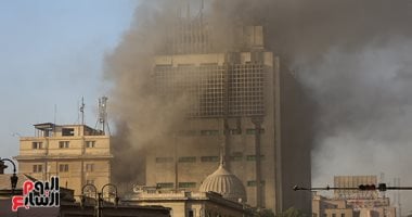 حريق فى سنترال رمسيس.. المعاينة الأولية: النيران التهمت مكاتب إدارية في الطابق السابع داخل المبنى.. "الحماية المدنية" تحاول عمليات الإخماد ومنع امتداده لأماكن أخرى حريق سنترال رمسيس