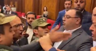 اشتباكات بالأيدى وتبادل صفعات بين النواب داخل البرلمان الأرمينى.. فيديو جانب من الحدث