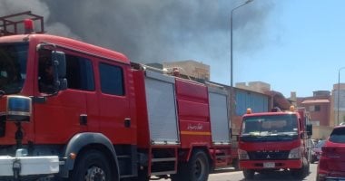 الدفع بكامل أطقم الحماية المدنية بدمياط للسيطرة على حريق مصنع إسفنج.. صور سيارات الإطفاء تحاول السيطرة على الحريق