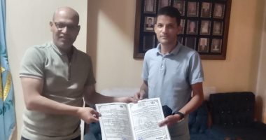 رئيس مركز صدفا بمحافظة أسيوط يسلم عقود تقنين أراضي أملاك الدولة