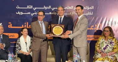 جامعة بني سويف تُكرم نقيب الإعلاميين لدوره البحثي والتطبيقي