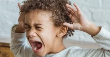 ابني يبكي من أقل حاجة.. حيل سهلة تساعدك على حل المشكلة طفل يبكي