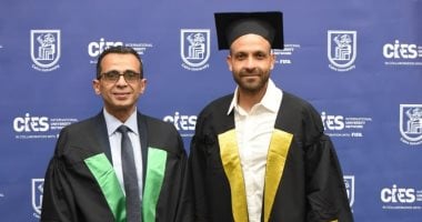عمرو الحلواني لاعب الأهلي يحتفل بالحصول على دبلومة فيفا عمرو الحلواني مع عمرو محب