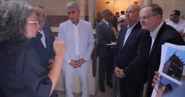نيوز برو : 
                                            وزير السياحة ومحافظ القاهرة يفتتحان قبتي يحيي الشبيه وصفي الدين جوهر بعد ترميمهما
                                        