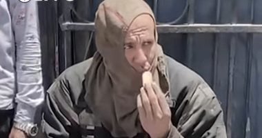 فدائي يأكل البسكويت سريعا ويعود للمشاركة فى إطفاء حريق سنترال رمسيس بطل من أبطال رجال الحماية المدنية يأكل البسكويت
