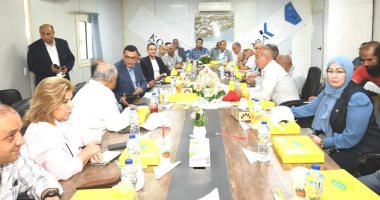وزير الإسكان يعقد اجتماعا مع الشركات العاملة بحدائق تلال الفسطاط