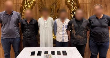 ضبط عصابة تنصب على المواطنين بطوابع وعملات أثرية وهمية المتهمون