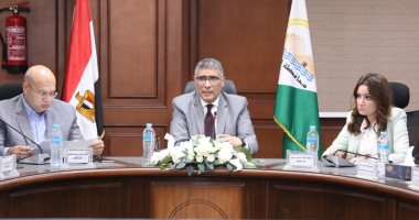 محافظ الجيزة يبحث مع "الكهرباء" متحصلات خدمة النظافة