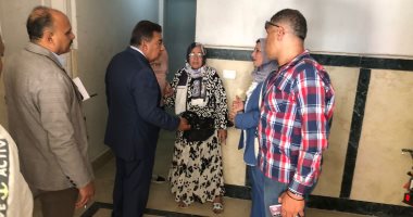 محافظ الدقهلية يتفقد مساكن أبراج الجلاء بالمنصورة ويوجه بانتظام أعمال النظافة