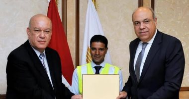 وزير الطيران يُكرّم موظفًا بمطار القاهرة عثر على حقيبة مجوهرات بـ2.5 مليون جنيه وزير الطيران يُكرّم موظفًا بمطار القاهرة