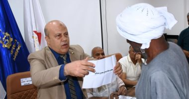 محافظة أسوان تجرى قرعة علنية لتوزيع 10 ميكروباص حديثة على خط "المحطة / خطارة"