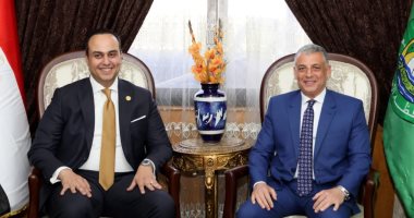 محافظ الإسماعيلية يلتقى رئيس الرعاية الصحية ويؤكد ريادة المحافظة فى الخدمات جانب من اللقاء