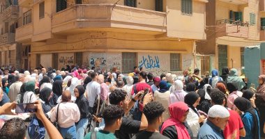 أولياء الأمور فى الغربية يستقبلون أبنائهم بالورود فى آخر أيام امتحانات الثانوية.. فيديو - اليوم السابع