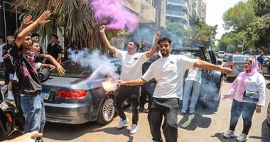 طلاب الثانوية العامة يحتفلون بانتهاء الامتحانات بالورود والزغاريد ويوجهون رسائل شكر لأسرهم: كانوا داعمين طوال العام.. فرحتنا تكتمل بظهور النتيجة.. وسهولة بالأحياء والرياضيات والإحصاء.. صور احتفالات طلاب الثانوية العامة