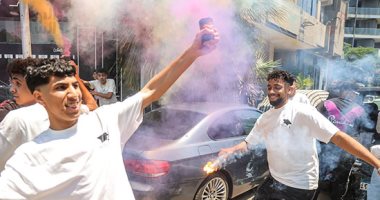 بالورود والبالونات.. الأمهات يحتفلن بخروج أبنائهن من آخر امتحانات الثانوية العامة فرحة طلاب الثانوية العامة