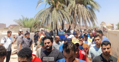 أهالي القنطرة شرق بالإسماعيلية يشيعون جثمان المطرب الشعبى محمد عواد.. فيديو وصور