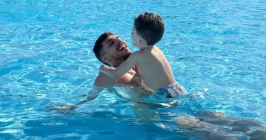 محمد شريف يستمتع بإجازته في حمام السباحة رفقة ابنه.. صور
