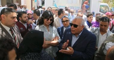 محافظ الوادى الجديد يتفقد قافلة "إيد واحدة" بالخارجة.. صور