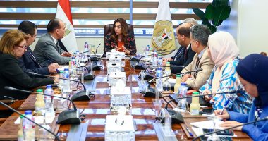 وزيرة التنمية المحلية تتابع الموقف التنفيذى لتطبيق الهوية البصرية بالمحافظات