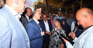 محافظ كفر الشيخ يستمع لطلبات أهالى الحامول خلال جولته الميدانية محافظ كفرالشيخ يستمع لطلبات أهالي الحامول خلال جولته الميدانية