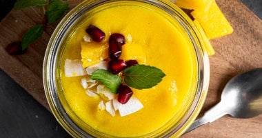 طريقة عمل بودينج المانجو بالحليب والنشا.. حلويات باردة منعشة بودينج المانجو