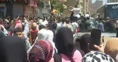 شماريخ وزغاريد.. فرحة طلاب الثانوية العامة في الغربية بآخر يوم امتحانات.. فيديو شماريخ