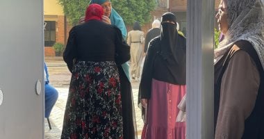 تفتيش طلاب الثانوية العامة قبل أداء الامتحانات لمنع الغش تفتيش الطلاب