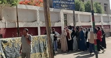 دخول طلاب الثانوية اللجان فى ختام ماراثون الامتحانات بالدقهلية.. صور طلاب الثانوية العامة بالدقهلية