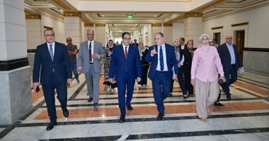رئيس جامعة القاهرة يتفقد مقر الجامعة الأهلية بمدينة السادس من أكتوبر