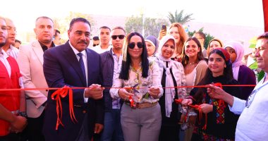 وزيرة التضامن تتفقد أروقة معرض "ديارنا للحرف التراثية" بالساحل الشمالى وزيرة التضامن تتفقد أروقة معرض "ديارنا للحرف اليدوية والتراثية" بالساحل الشمالي