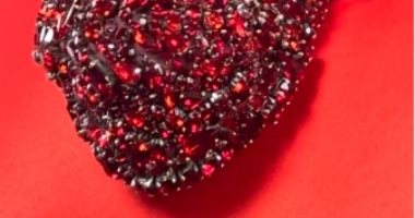 قلادة بقلب نابض تلفت الأنظار بأسبوع الموضة فى باريس لخريف 2025.. صور