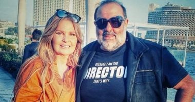 يسرا تنعى المخرج سامح عبد العزيز وتعتذر عن عدم حضور الجنازة لهذا السبب يسرا برفقة المخرج سامح عبد العزيز