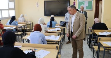 محافظ الإسماعيلية يتفقد لجنة القصاصين الثانوية للاطمئنان على سير الامتحانات