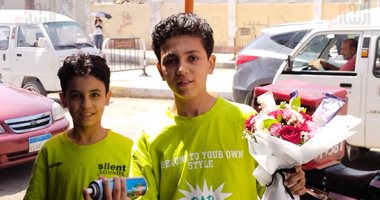 بالورود والبلالين.. أهالى طلاب الثانوية العامة ينتظرون أبنائهم أمام اللجان.. صور