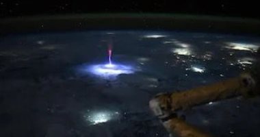 رائدة فضاء فى ناسا تلتقط صورة نادرة لـ”شُهُب حمراء” فوق عاصفة من محطة الفضاء صورة نادرة لـ شُهُب حمراء فوق عاصفة