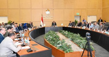 وزير الإسكان يعقد اجتماعه الدورى لمتابعة المشروعات السكنية بعددٍ من المدن والمحافظات