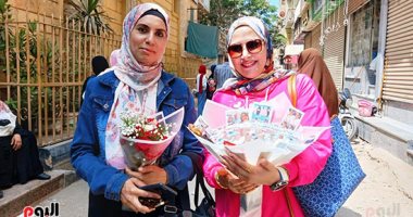 الأمهات ينتظرن أبنائهن طالبات الثانوية العامة أمام اللجان بالورود 